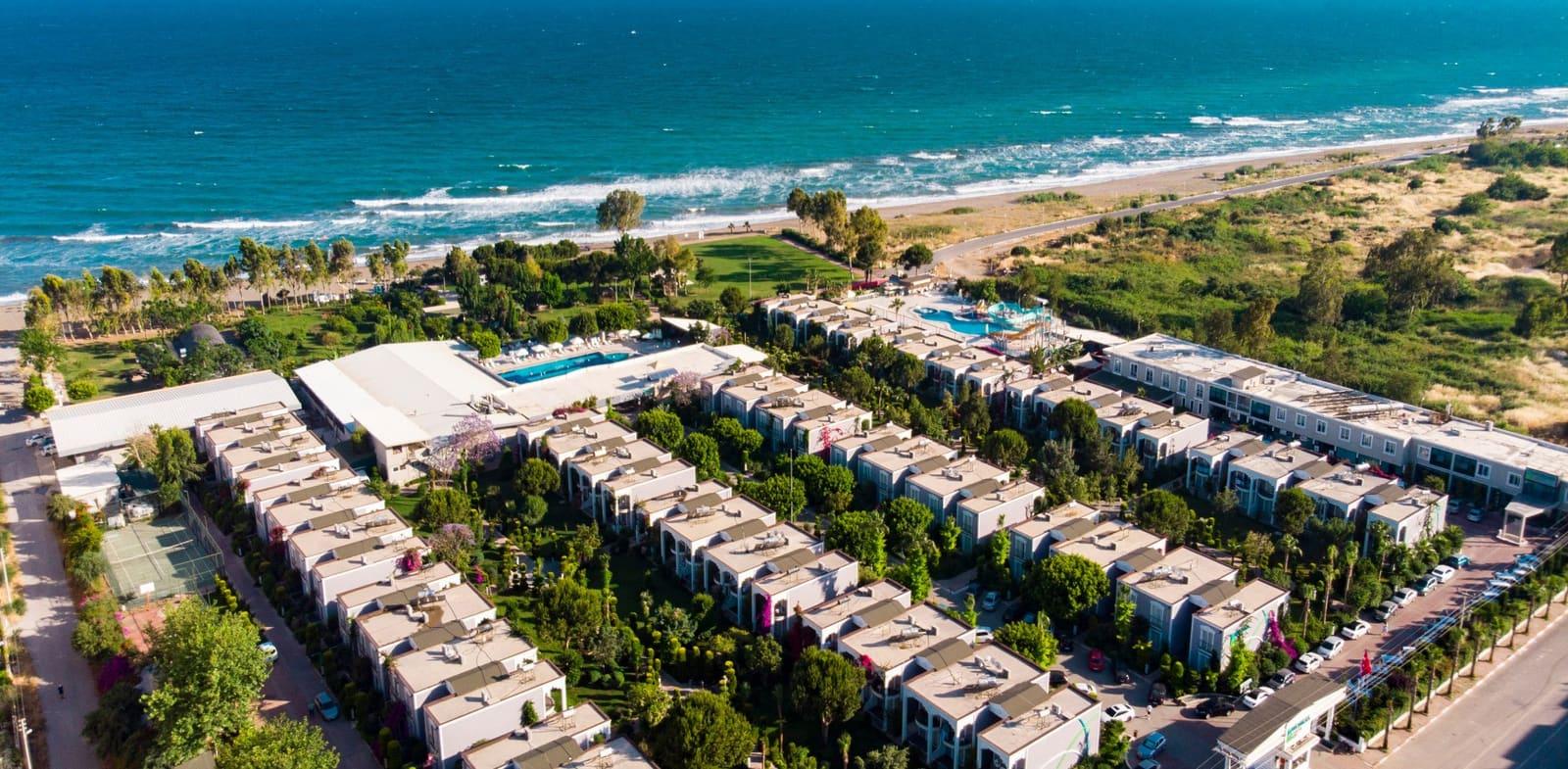 Doramar Resort & Aqua Tatil Köyü — havadan görünüm